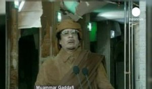 Kadhafi appelle les Libyens à prendre les armes contre...