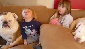 Enfant et chien luttant contre le sommeil devant la télé