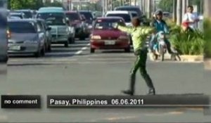 Un policier danse entre les voitures - no comment