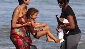 Halle Berry et Nahla se divertissent à la plage