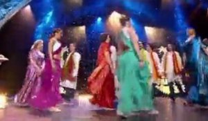 Anne Roumanoff et ses Chéris dansent à Bollywood !