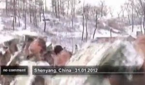 Bain glacial pour des soldats chinois - no comment