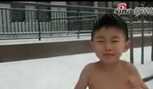 Scandale vidéo:  des parents chinois filment leur enfant nu dans la neige pour l'endurcir
