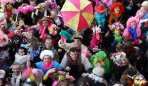 Carnaval de Dunkerque 2012 : jet de harengs par Michel Delebarre