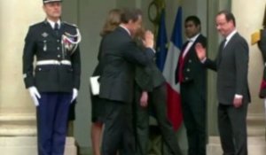 Nicolas Sarkozy quitte l'Elysée au bras de son épouse