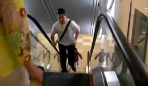 Monter un escalator à l'envers et chuter 2 fois