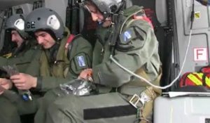 La Marine nationale met en œuvre un hélicoptère Caïman Marine au large de la pointe Bretagne