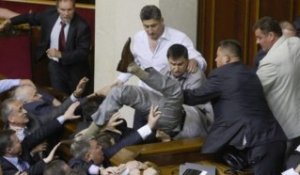 ZAPPING ACTU DU 28/05/2012 - Scène de bagarre au Parlement ukrainien !