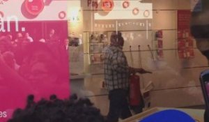 Manchester : un homme fou bousille un T-Mobile Store