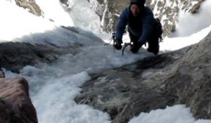 Alpiniste à deux doigts de la mort