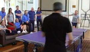 A la table de ping-pong Jean-Philippe Gatien avec les Bleues