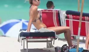 Candice Swanepoel se dévoile dans un petit bikini