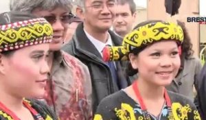 Les Tonnerres de Brest 2012 : François Cuillandre arrive au village indonésien