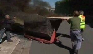 Plysorol : les salariés de Fontenay brûlent le stock