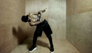 Lil Buck danse dans un cube de bois