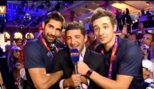 Les handballeurs médaillés d’or déshabillent un journaliste de BFMTV