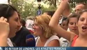 Les supporters sont nombreux à attendre les athlètes français défiler sur les Champs-Élysées