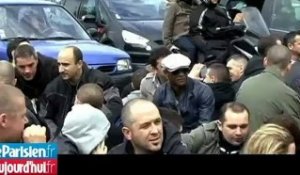Des policiers en colère bloquent la circulation à Paris