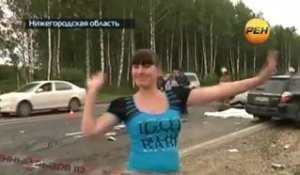 Russe danse devant un mort après un accident de la route