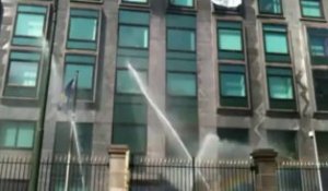 Manifestation des pompiers: le bâtiment de la Région bruxelloise arrosé