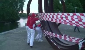 Liège: le Commando Rouche emballe un des Arcs de Venet!