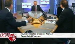 Nicolas Dupont-Aignan : « C’est la même politique [que celle de Nicolas Sarkozy] en pire dans la mesure où il ne s’occupe même pas du soutien aux entreprises. »