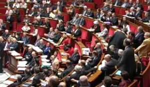 La droite quitte l'hémicycle, accusée par Ayrault de vouloir "l'échec de la France"