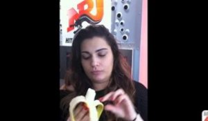 Stéphanie et Oriane mangent une banane... À quoi vous pensez ?