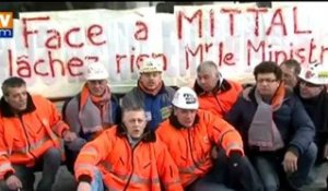 Les salariés d’ArcelorMittal démontent leur tente devant Bercy