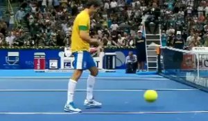 Roger Federer joue au foot avec le maillot brésilien sur les épaules