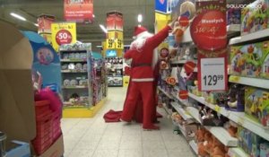 Père Noël vole des cadeaux dans un magasin