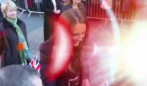 La Duchesse de Cambridge Kate Middleton regarde des survêtements de maternité