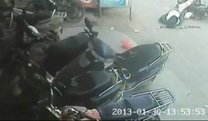 Chine : Homme en scooter chute et personne ne l'aide