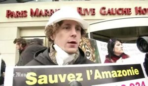 Un faux forage à Paris pour protester contre la vente de la forêt amazonienne