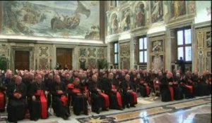 Le pape Benoît XVI salue une dernière fois les cardinaux