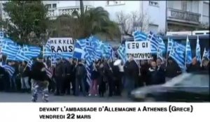 Les néo-nazis grecs manifestantent contre le sauvetage de Chypre