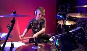 Enfant de 6 ans joue Hot For Teacher à la batterie