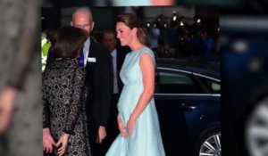 La Duchesse de Cambridge et son petit ventre sont spectaculaires en bleu clair