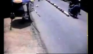 Une barrière fait chuter un cycliste et un motard