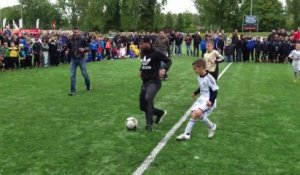 Robin van Persie face à 3 enfants. Démo de foot!