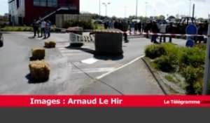 Langueux (22). Les entrées du magasin Carrefour bloquées par les paysans