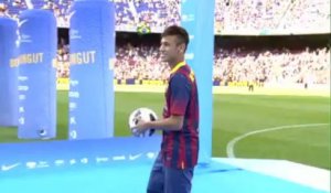 Les premiers pas de Neymar avec le maillot du Barça !