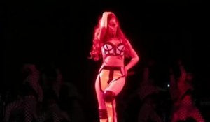 Rihanna frappe une fan avec son micro durant un concert