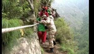 Des milliers de personnes toujours bloquées par les inondations en Inde