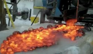 Verser de la lave sur de la glace, ça fait… des bulles