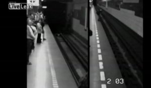 Prague : elle frôle la mort en tombant sur les rails du métro