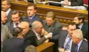 Ukraine: le conflit politique provoque une baston au Parlement