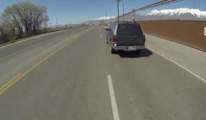 Un motard sauve une tasse oubliée sur une voiture!