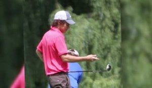 Harry Styles joue au golf