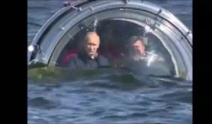Vladimir Poutine visite une épave en sous-marin